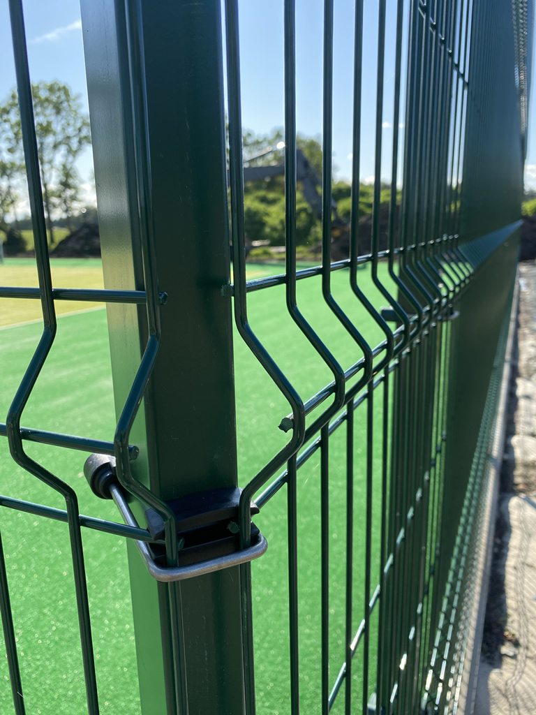 Tennis Court Fence Set 3D-4mm Elite - Corner Post Close Up View with Post U-Bracket